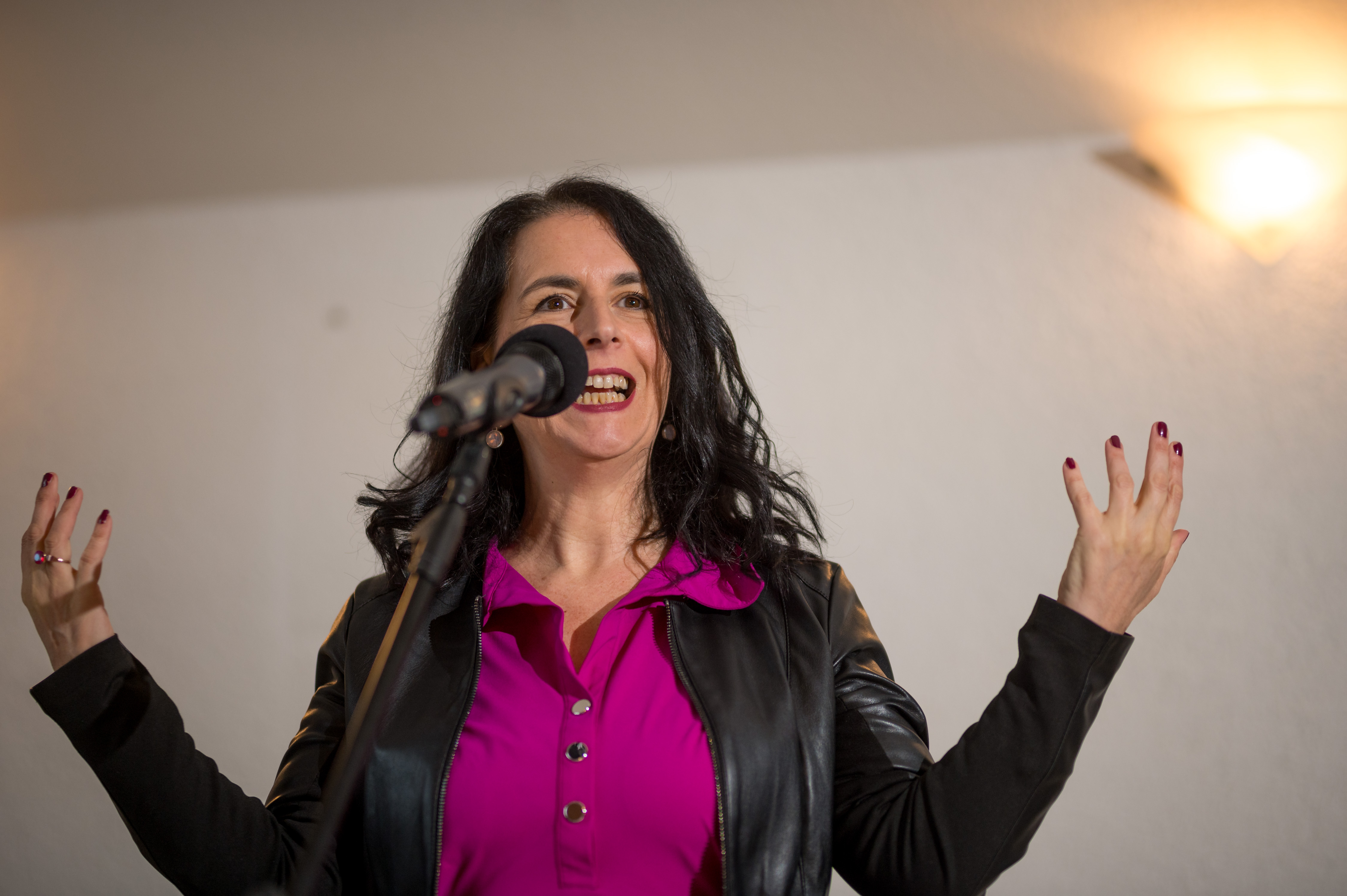 Iris Irbah auf der Bühne